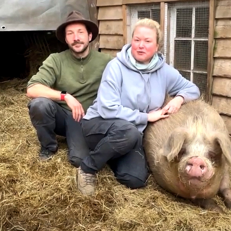 Verena und Lars Meyer mit einem ihrer Schweine auf Meyers Hof. 