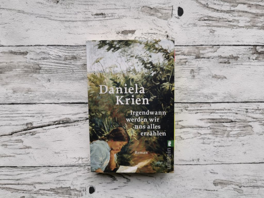 Das Buch "Irgendwann werden wir uns alles erzählen" von Daniela Krien auf einem hellen, holzähnlichen Hintergrund. Das Bild ist das Headerbild des Blogbeitrags.
