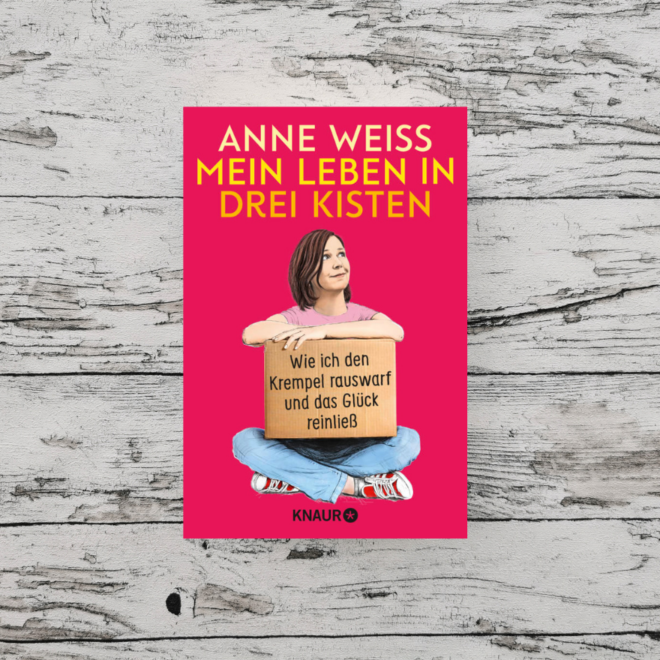 Auf dem Headerbild zum Blogbeitrag ist das Buch "Mein Leben in drei Kisten" von Anne Weiss abgebildet.