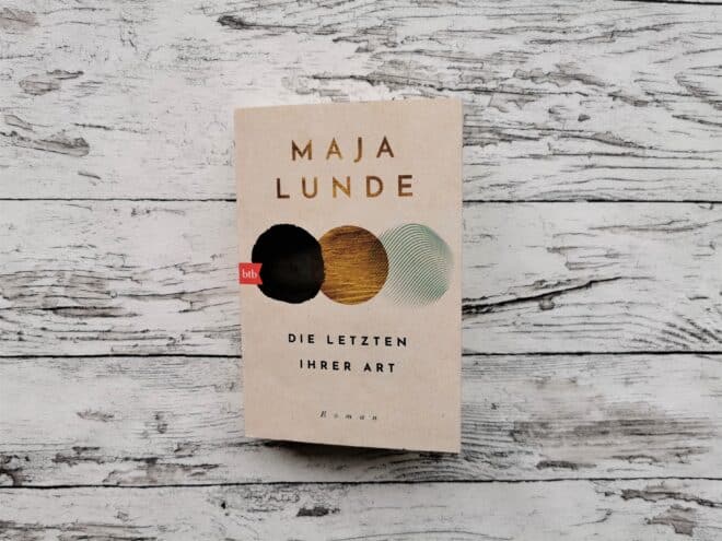 Auf dem Bild ist das Buch "Die letzten ihrer Art" von Maja Lunde auf einer hellen, holzähnlichen Oberfläche abgebildet. Es ist das Headerbild des Blogbeitrags.