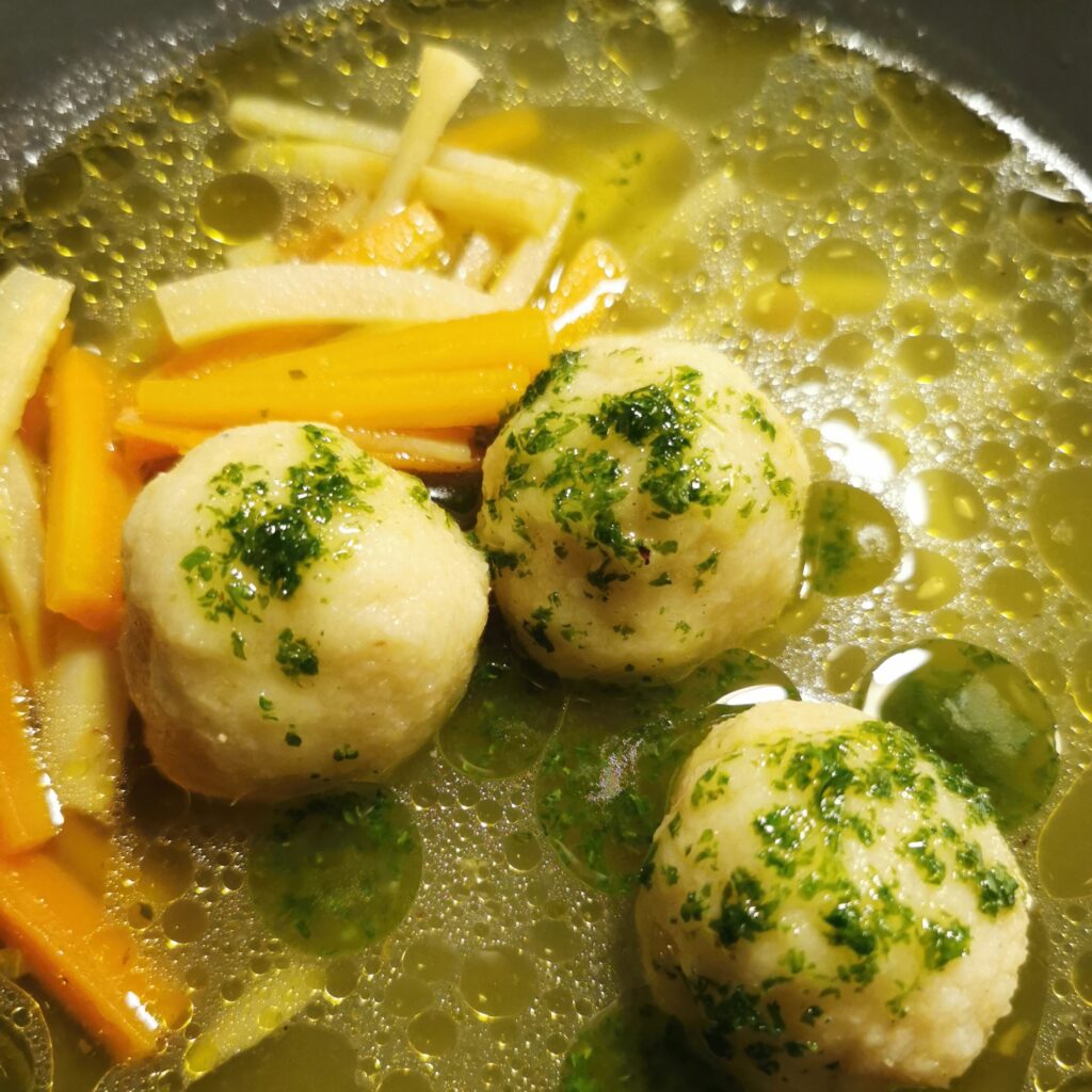 Möhren-Petersilienwurzel-Suppe mit Grießklößchen und Petersilienöl