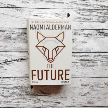 Auf dem Foto ist das Buch The Future von Naomi Alderman auf einer hellen, holzähnlichen Fläche abgebildet. Das Foto dient als Headerbild zur Rezension.