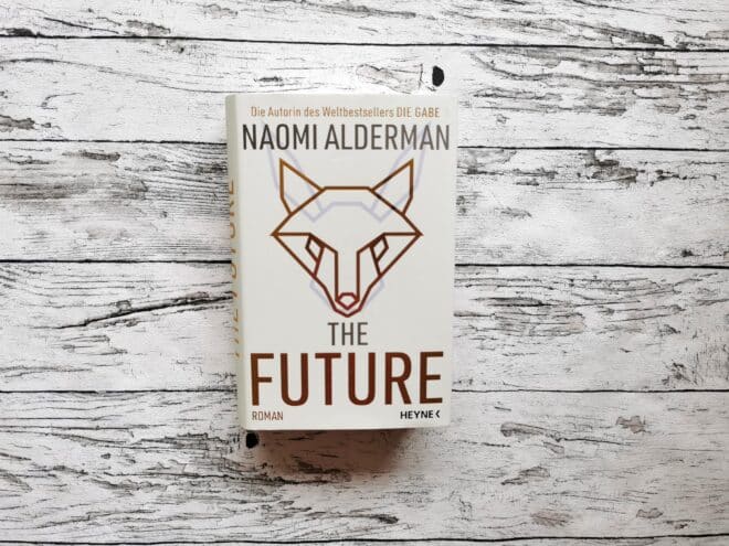 Auf dem Foto ist das Buch The Future von Naomi Alderman auf einer hellen, holzähnlichen Fläche abgebildet. Das Foto dient als Headerbild zur Rezension.