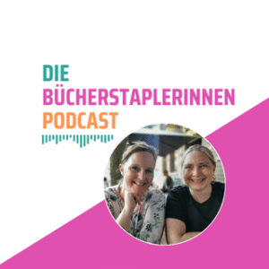 Auf dem Bild steht Die Bücherstaplerinnen Podcast und es ist ein Foto mit zwei Frauen abgebildet. Es sind Valerie Wagner und Antje Tomfohrde, die Hosts des Podcasts.