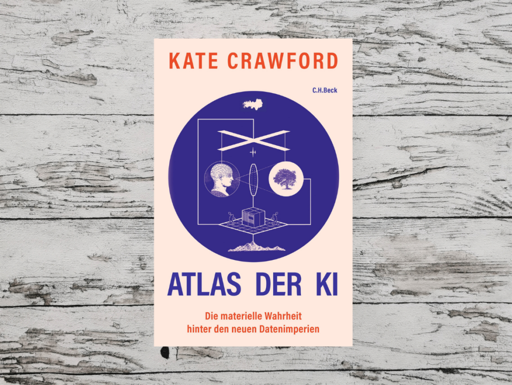 Das Buch Atlas der KI von Kate Crawford ist auf einer hellen, holzähnlichen Fläche abgebildet.