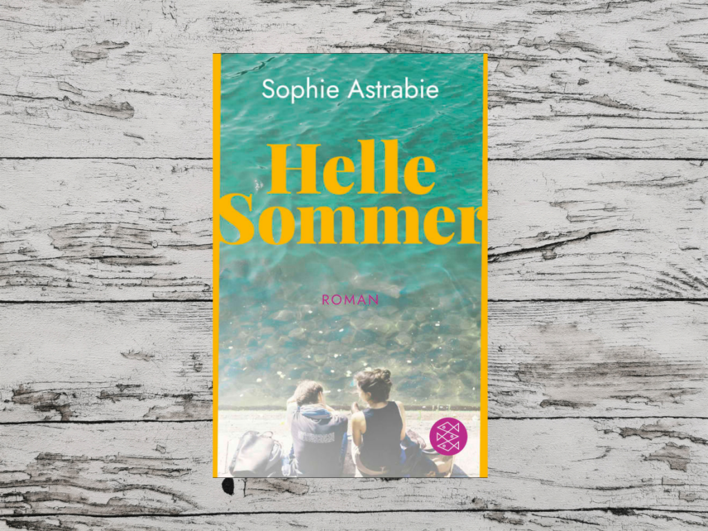 Das Buch Helle Sommer von Sophie Astrabie ist auf einer hellen, holzähnlichen Fläche abgebildet.