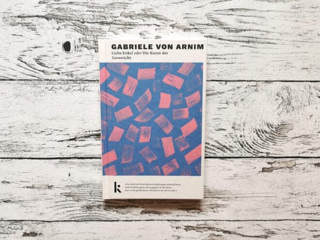 Auf dem Foto ist das Buch Liebe Enkel oder Die Kunst der Zuversicht von Gabriele von Arnim auf einer hellen, holzähnlichen Fläche abgebildet.