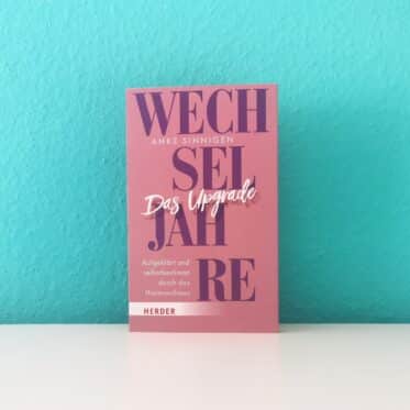 Auf dem Foto ist das Buch Wechseljahre. Das Upgrade von Anke Sinnigen vor einer türkisen Wand auf einer hellen Oberfläche abgebildet. Es is das Header-Bild der Rezension des Buchs.