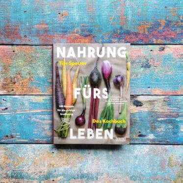 Auf dem Foto ist das Buch Nahrung fürs Leben Das Kochbuch von Tim Spector. Es ist das Header-Bild für die Rezension des Buches.