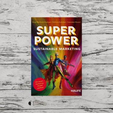 Auf dem Bild ist das Buch Superpower Sustainable Marketing auf einer hellen holzähnlichen Oberfläche abgebildet. Es ist das Headerbild zur Rezension des Buches.