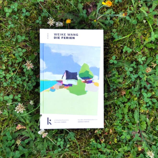 Auf dem Foto ist das Buch "Die Ferien" von Weike Wang auf einer Wiese liegend abgebildet. Das Bild dient als Header-Bild für die Rezension des Buchs.