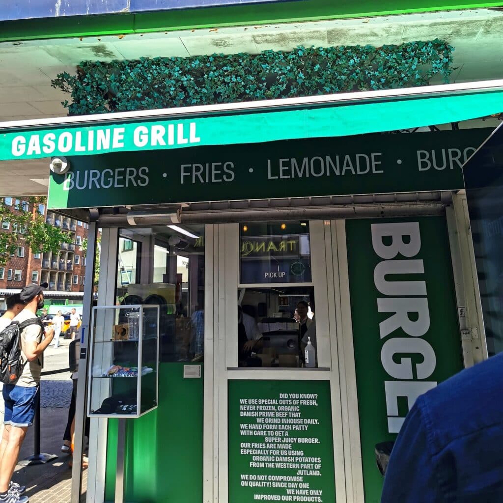 Auf dem Foto ist eine Filiale der Restaurantkette Gasoline Grill in Kopenhagen abgebildet.