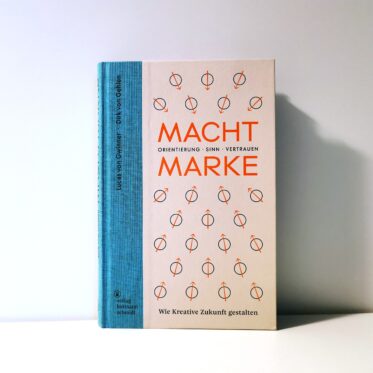 Auf dem Foto ist das Buch Macht Marke on Lucas von Gwinner und Dirk von Gehlen vor einer weißen Wand auf einer weißen Fläche stehend abgebildet. Es ist das Beitragsbild zur Rezension des Buchs.