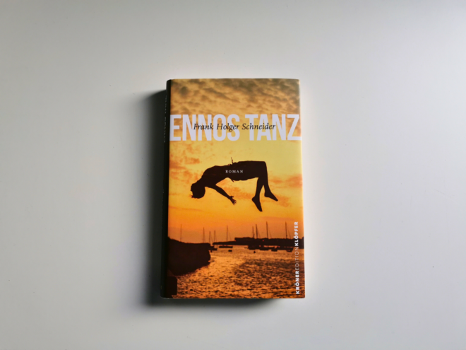 Auf dem Foto ist das Buch Ennos Tanz von Franz Holger Schneider abgebildet. Es ist das Header-Bild von meiner Rezension des Buchs.