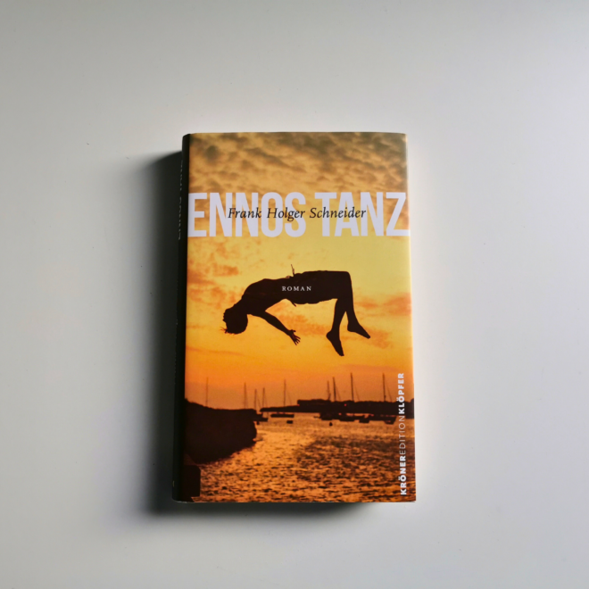 Auf dem Foto ist das Buch Ennos Tanz von Franz Holger Schneider abgebildet. Es ist das Header-Bild von meiner Rezension des Buchs.