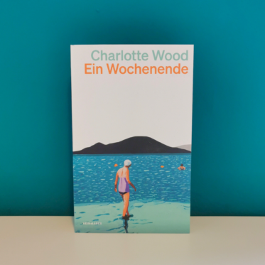 Auf dem Foto ist das Buch "Ein Wochenende" von Charlotte Wood vor einer dunkelgrünen Wand stehend fotografiert. Es ist das Header-Bild zu meiner Rezension des Buchs.