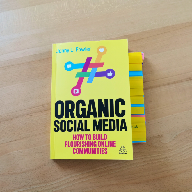 Auf dem Foto liegt das Buch Organic Social Media von Jenny Li Fowler auf einer hellen Holzoberfläche. Es ist das Headerbild zur Rezension des Buchs.