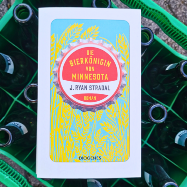 Auf dem Foto ist das Buch Die Bierkönigin von Minnesota auf einem Bierkasten fotografiert. Es ist das Headerbild einer Rezension des Buches.