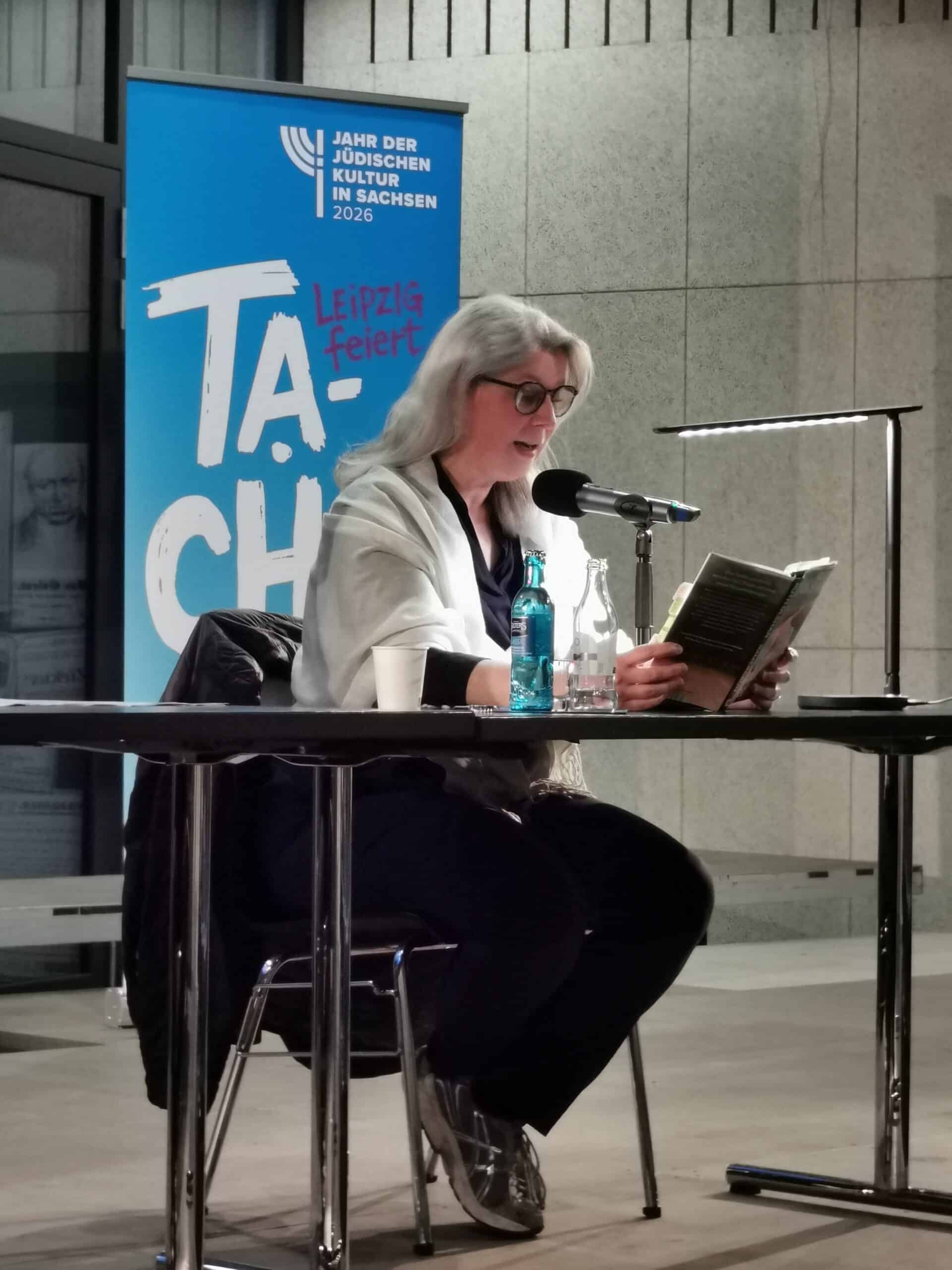 Ruth Olshan bei einer Lesung im Ariowitsch-Haus in Leipzig im Frühjahr 2026.