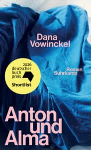 Buchcover von Anton und Alma von Dana Vowinckel, erschienen bei Suhrkamp. Das Cover zeigt zerknautschte, glänzende Bettwäsche in kräftigem Blau. Autorinnenname und Titel stehen in Rosa, der Titel groß am unteren Rand. Links ein gelbes rundes Siegel mit der Aufschrift 2026 deutscher buchpreis Shortlist.
