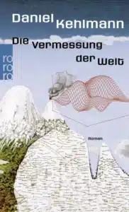 Buchcover „Die Vermessung der Welt" von Daniel Kehlmann, Roman, erschienen bei rororo (Logo senkrecht am linken Rand). Autor und Titel stehen oben in weißer Schrift vor blauem Himmel mit Wolken. Darunter eine Illustration: eine verschneite Gebirgslandschaft, links ein rauchender Vulkan, über die Bergkuppen gelegt ein rotes, gewelltes Gitternetz wie eine Vermessungs- oder Messkurve. Die vorderen Berghänge sind vollständig mit winziger, handschriftlicher Schrift bedeckt.