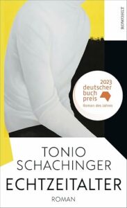 Buchcover „Echtzeitalter" von Tonio Schachinger, Roman, Rowohlt. Grafisch in Weiß, Gelb und Schwarz gehalten, im Zentrum der Oberkörper einer Person in weißem Pullover. Runder Störer: „2023 deutscher buchpreis – Roman des Jahres".