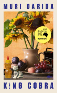 Buchcover „King Cobra" von Muri Darida, Roman, dtv. Ein Stillleben mit Sonnenblumen in einer Vase, Obst, einer Honigbär-Flasche, einer Porzellankatze und einem alten Radiorekorder. Runder gelber Störer: „2026 deutscher buchpreis – Nominiert".