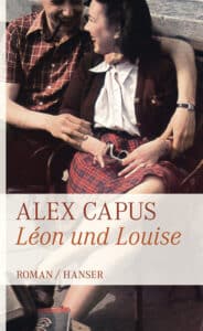 Buchcover „Léon und Louise" von Alex Capus, Roman, Hanser. Ein historisches Farbfoto eines lachenden jungen Paares, eng beieinander sitzend, der Mann mit Pfeife; im unteren Bereich Autorname und Titel auf hellem Feld.