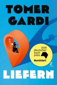 Buchcover „Liefern” von Tomer Gardi, Roman, Tropen. Auf blauem Grund ein großer orangefarbener Kartenpin, in dem ein Lieferfahrer auf einem Motorroller zu sehen ist. Runder gelber Störer: „2026 deutscher buchpreis – Nominiert”.