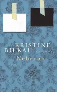 Buchcover „Nebenan" von Kristine Bilkau, Roman, Luchterhand. Blauer Hintergrund mit feinem Ornamentmuster; oben ein weißes und ein schwarzes Quadrat, jeweils mit einem Streifen Klebeband befestigt. Autorname und Titel in weißer Schrift.