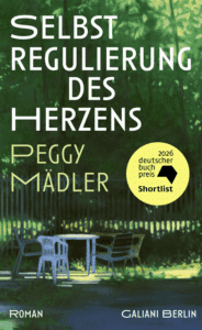 Buchcover „Selbstregulierung des Herzens" von Peggy Mädler, Roman, Galiani Berlin. Ein gemalter, abendlicher Garten mit Tisch und Stühlen vor einem Zaun. Runder gelber Störer: „2026 deutscher buchpreis – Shortlist".